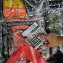 Ilustrasi harga plastik naik (Dok. CNN Indonesia)