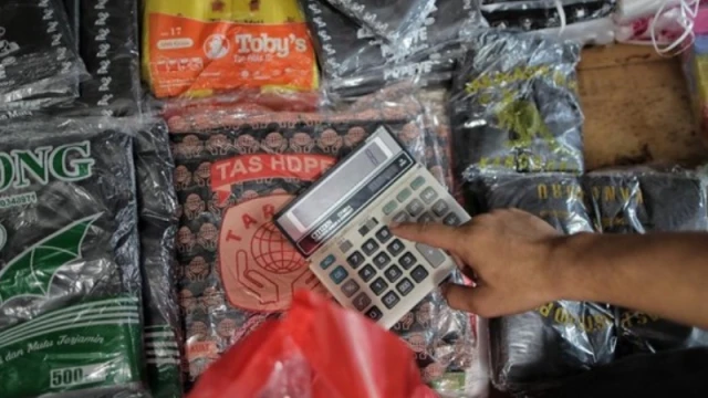 Ilustrasi harga plastik naik (Dok. CNN Indonesia)