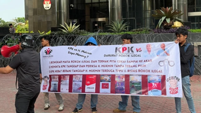 Korps Muda Madura Bersatu (KMMB) saat aksi di depan gedung KPK (Dok. Istimewa)