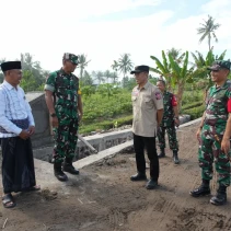 Sekda Lotim dan jajaran TNI meninjau progres TMMD di Desa Paok Lombok (Doc.istimewa)