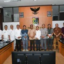 Foto bersama Bupati Lombok Timur usai audiensi bersama Dinas Perindustrian NTB dan Perum Bulog terkait penguatan ketahanan pangan dan pengembangan potensi daerah.(Doc. istimewa)