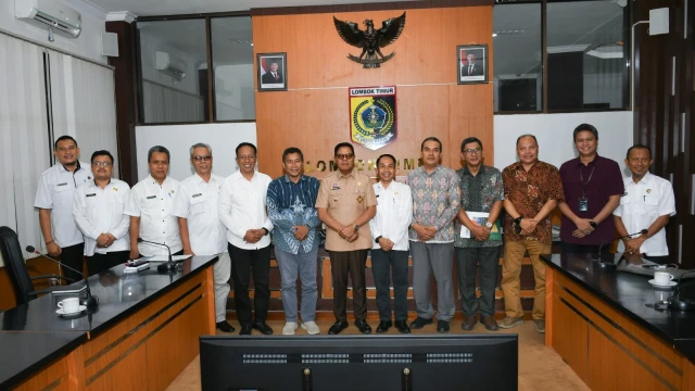 Foto bersama Bupati Lombok Timur usai audiensi bersama Dinas Perindustrian NTB dan Perum Bulog terkait penguatan ketahanan pangan dan pengembangan potensi daerah.(Doc. istimewa)