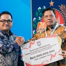 Bupati Lombok Timur menerima penghargaan creative financing regional 2026 (doc.istimewa)