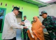 Bupati serahkan simbolis bantuan rumah kepada warga desa (doc.istimewa)