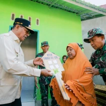 Bupati serahkan simbolis bantuan rumah kepada warga desa (doc.istimewa)