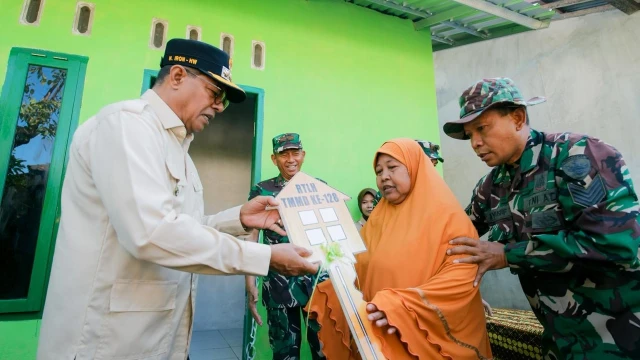 Bupati serahkan simbolis bantuan rumah kepada warga desa (doc.istimewa)