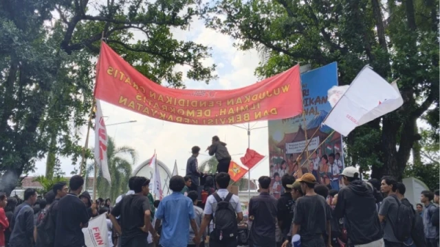 Peringatan Hari Pendidikan Nasional (Hardiknas) di Kota Mataram yang digelar oleh Aliansi Mahasiswa dan Rakyat NTB