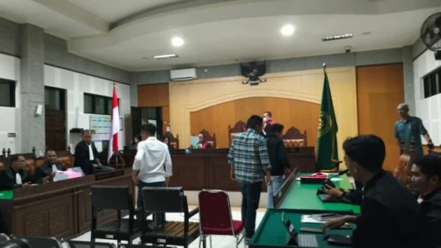 Sidang lanjutan kasus dugaan gratifikasi anggota DPRD NTB di Pengadilan Tipikor pada Pengadilan Negeri Mataram. Tiga terdakwa kasus tersebut mendapatkan penangguhan penahanan dari majelis hakim