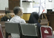 Libert Hutahaean dan Lia Anggawari saat Sidang di Pengadilan Tipikor Mataram