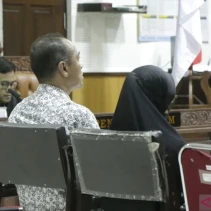 Libert Hutahaean dan Lia Anggawari saat Sidang di Pengadilan Tipikor Mataram