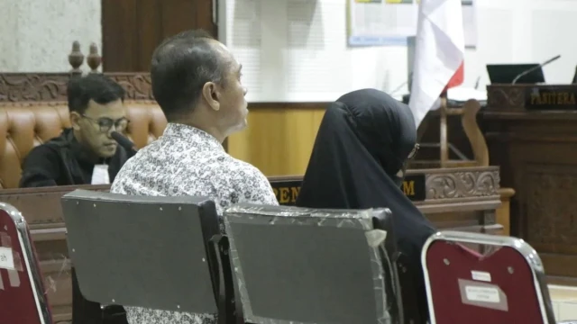 Libert Hutahaean dan Lia Anggawari saat Sidang di Pengadilan Tipikor Mataram