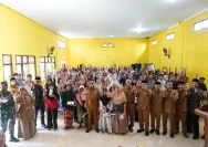 Foto bersama Bupati Lombok Timur bersama masyarakat dan pedagang korban kebakaran Pasar Pringgabaya usai penyerahan bantuan dari BAZNAS Lombok Timur. (Doc. Istimewa)