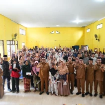 Foto bersama Bupati Lombok Timur bersama masyarakat dan pedagang korban kebakaran Pasar Pringgabaya usai penyerahan bantuan dari BAZNAS Lombok Timur. (Doc. Istimewa)