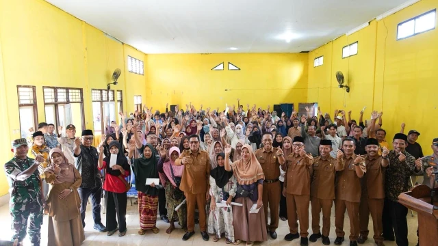 Foto bersama Bupati Lombok Timur bersama masyarakat dan pedagang korban kebakaran Pasar Pringgabaya usai penyerahan bantuan dari BAZNAS Lombok Timur. (Doc. Istimewa)