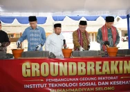 Peletakan batu pertama gedung rektorat ITSKes Muhammadiyah Selong bersama Mendikdasmen Republik Indonesia (Doc.istimewa)