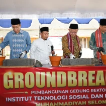 Peletakan batu pertama gedung rektorat ITSKes Muhammadiyah Selong bersama Mendikdasmen Republik Indonesia (Doc.istimewa)