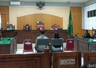 Suasana sidang Tipikor Mataram Mataram dengan terdakwa Libert Hutahaean dan Lia Anggawari (Doc. detikbali.com)
