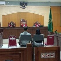 Suasana sidang Tipikor Mataram Mataram dengan terdakwa Libert Hutahaean dan Lia Anggawari (Doc. detikbali.com)