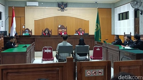 Suasana sidang Tipikor Mataram Mataram dengan terdakwa Libert Hutahaean dan Lia Anggawari (Doc. detikbali.com)