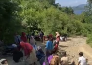 Warga Dusun Medang, Desa Teluk Gok, Sekotong mencangkul tanah perbukitan untuk menimbun jalan berlubang