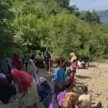 Warga Dusun Medang, Desa Teluk Gok, Sekotong mencangkul tanah perbukitan untuk menimbun jalan berlubang