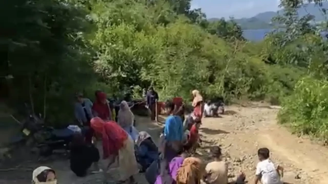 Warga Dusun Medang, Desa Teluk Gok, Sekotong mencangkul tanah perbukitan untuk menimbun jalan berlubang