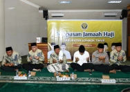 Bupati memimpin doa pelepasan jemaah haji. (doc. Istimewa)