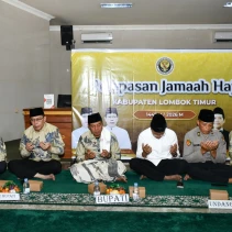 Bupati memimpin doa pelepasan jemaah haji. (doc. Istimewa)