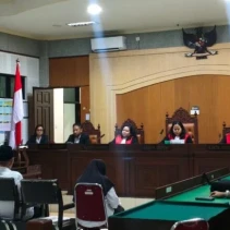 Terdakwa kasus dugaan korupsi pokir DPRD Lobar, M Zakaki (kiri tengah) dan Dewi Dahliana menjalani sidang tuntutan di Pengadilan Tipikor pada Pengadilan Negeri Mataram