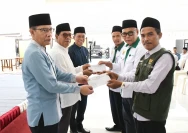 Pejabat Lotim Serahkan Zakat melaui BAZNAS Lotim (doc.istimewa)