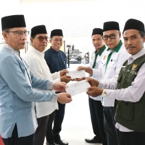Pejabat Lotim Serahkan Zakat melaui BAZNAS Lotim (doc.istimewa)