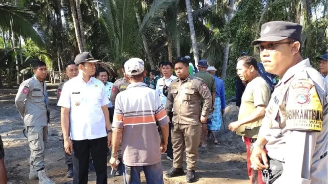 Penutupan Tambang Galian C oleh Warga di Geres, Kecamatan Labuhan Haji