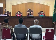 Tiga terdakwa kasus PPJ Bapenda Lombok Tengah saat menjalani sidang beberapa waktu lalu.