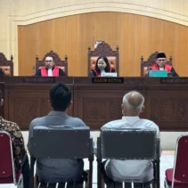 Tiga terdakwa kasus PPJ Bapenda Lombok Tengah saat menjalani sidang beberapa waktu lalu.