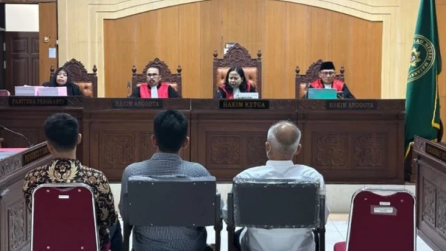 Tiga terdakwa kasus PPJ Bapenda Lombok Tengah saat menjalani sidang beberapa waktu lalu.