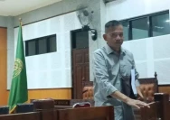 Terpidana korupsi tambang pasir besi Sentot Ismudiyanto Kuncoro saat menjalani sidang di Pengadilan Tipikor Mataram