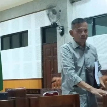 Terpidana korupsi tambang pasir besi Sentot Ismudiyanto Kuncoro saat menjalani sidang di Pengadilan Tipikor Mataram