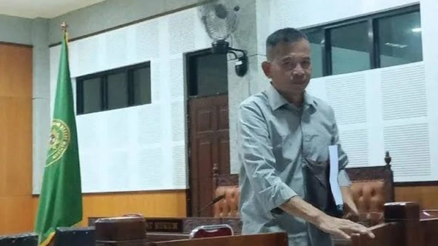 Terpidana korupsi tambang pasir besi Sentot Ismudiyanto Kuncoro saat menjalani sidang di Pengadilan Tipikor Mataram