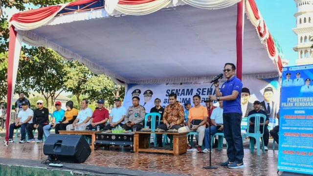 Sekda-Lombok-Timur-menyampaikan-sosialisasi-pajak-daerah-pada-kegiatan-Senam-Sehat-Bersama-masyarakat-doc.istimewa