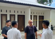 Polisi melakukan olah TKP penemuan mahasiswi tewas di kamar kos wilayah Gomon (Dok. DetikBali)