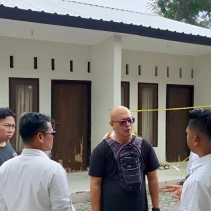 Polisi melakukan olah TKP penemuan mahasiswi tewas di kamar kos wilayah Gomon (Dok. DetikBali)