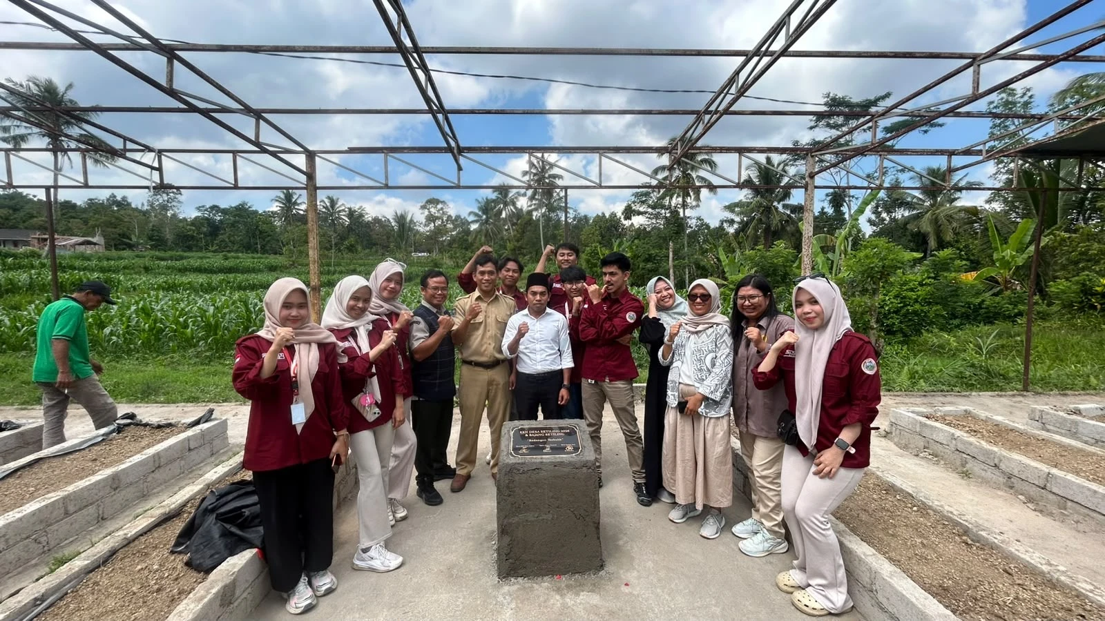 KKN PMD Unram Resmikan Bedengan Terbalik di Desa Setiling