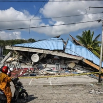 BMKG mencatat 2.119 gempa susulan di Flores hingga 18 Agustus. Warga diminta waspada dan menjauhi bangunan retak akibat gempa