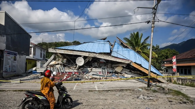 BMKG mencatat 2.119 gempa susulan di Flores hingga 18 Agustus. Warga diminta waspada dan menjauhi bangunan retak akibat gempa
