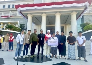 BRI dan BRINS Serahkan Santunan Klaim Asuransi Kebakaran Mikro kepada Nasabah Terdampak di Desa Sade
