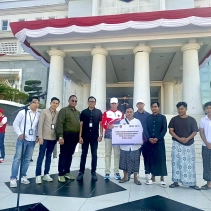 BRI dan BRINS Serahkan Santunan Klaim Asuransi Kebakaran Mikro kepada Nasabah Terdampak di Desa Sade