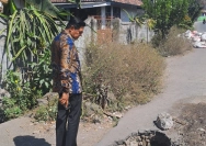 Bupati meninjau langsung jalan berlubang di Lenek (doc.istimewa)