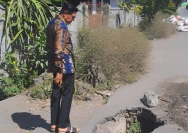 Bupati meninjau langsung jalan berlubang di Lenek (Dok. Istimewa)