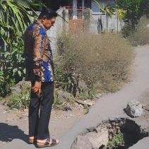 Bupati meninjau langsung jalan berlubang di Lenek (Dok. Istimewa)
