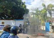 Massa dari Koalisi Aktivis Pemuda NTB menggelar aksi demonstrasi hingga membakar ban di depan kantor BPTD NTB(doc.detikbali.com)